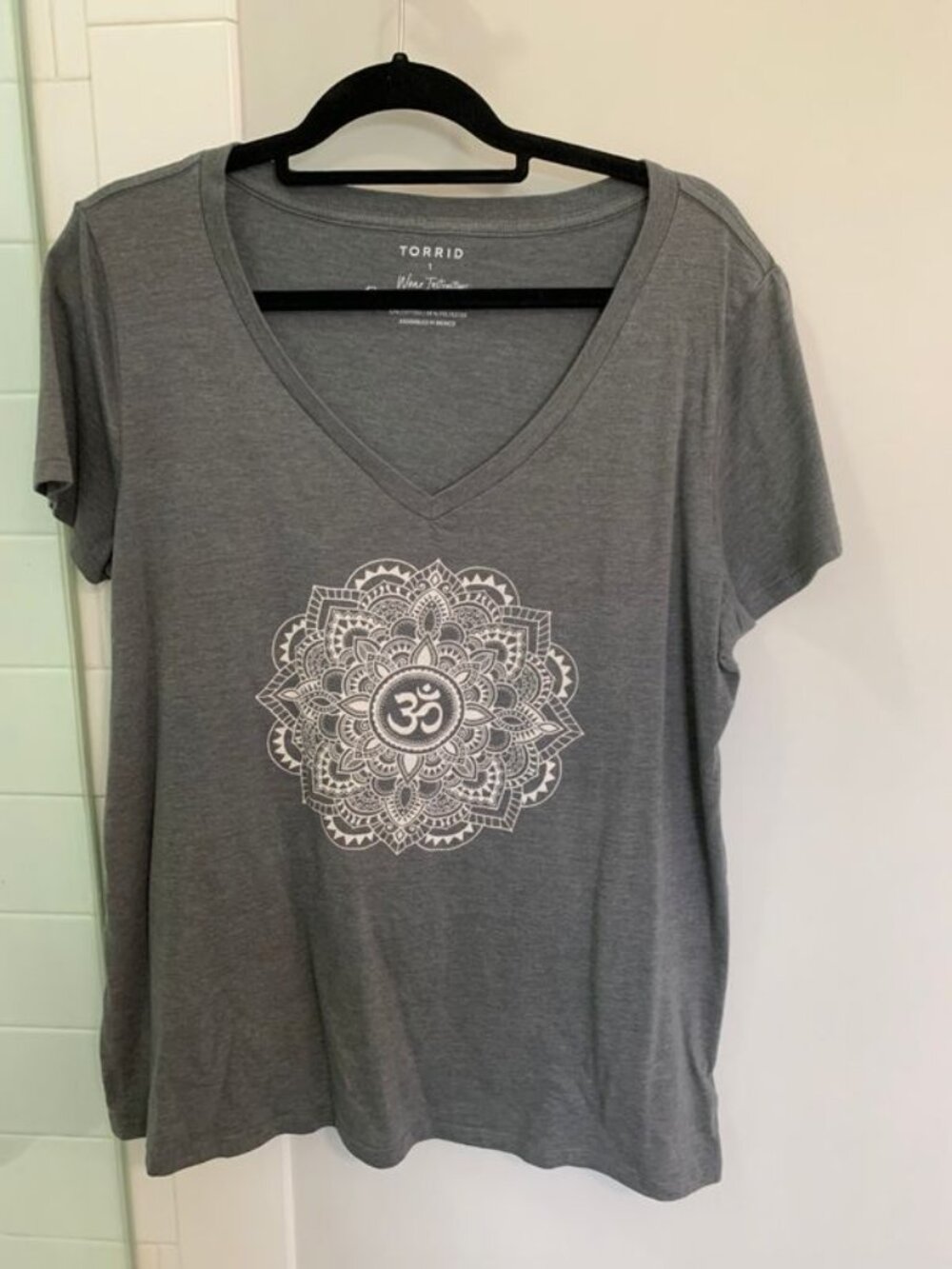 Torrid Women's Classic Fit V-Neck Tee Shirt Gray with mandala sign sz 1